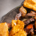 Le Secret du Goût Unique de la Cuisine Brésilienne Grillée au Charbon