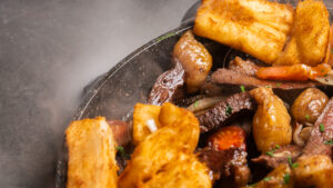 Read more about the article Le Secret du Goût Unique de la Cuisine Brésilienne Grillée au Charbon