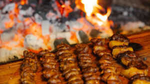 Read more about the article Espetinho de Coração : Une Délicatesse Brésilienne à Savourer
